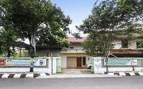 Spot On 90744 Alika Homestay Demak 2* Indonesia